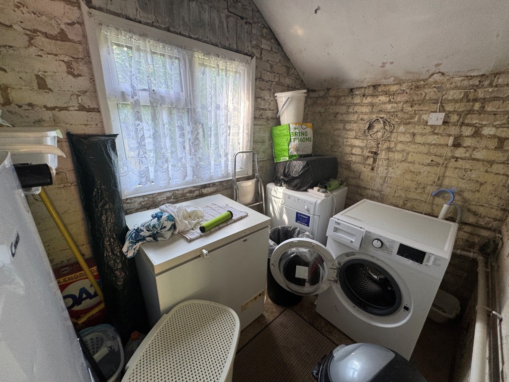 Lot: 151 - THREE-BEDROOM SEMI-DETACHED HOUSE - RESIDENTIAL INVESTMENT - Utility